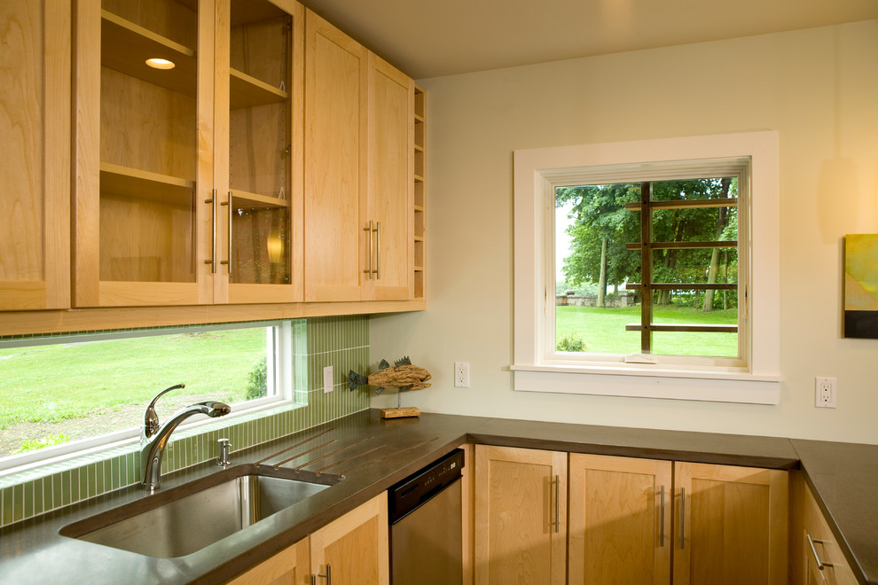 Idéer för att renovera ett mellanstort funkis u-kök, med en enkel diskho, luckor med infälld panel, skåp i ljust trä, bänkskiva i betong, grönt stänkskydd, stänkskydd i glaskakel, rostfria vitvaror, betonggolv och en halv köksö