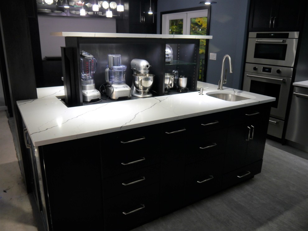Exempel på ett mycket stort modernt vit vitt kök, med en undermonterad diskho, skåp i shakerstil, grå skåp, bänkskiva i kvarts, grått stänkskydd, stänkskydd i glaskakel, rostfria vitvaror, linoleumgolv, en köksö och grått golv