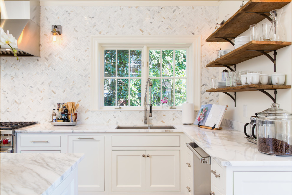 Idéer för att renovera ett mellanstort lantligt vit vitt kök, med en undermonterad diskho, luckor med infälld panel, vita skåp, marmorbänkskiva, vitt stänkskydd, stänkskydd i marmor, integrerade vitvaror, mörkt trägolv, en köksö och brunt golv