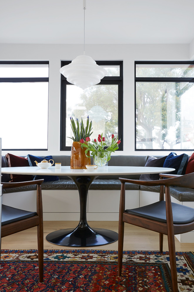 Ispirazione per una sala da pranzo aperta verso il soggiorno design con parquet chiaro
