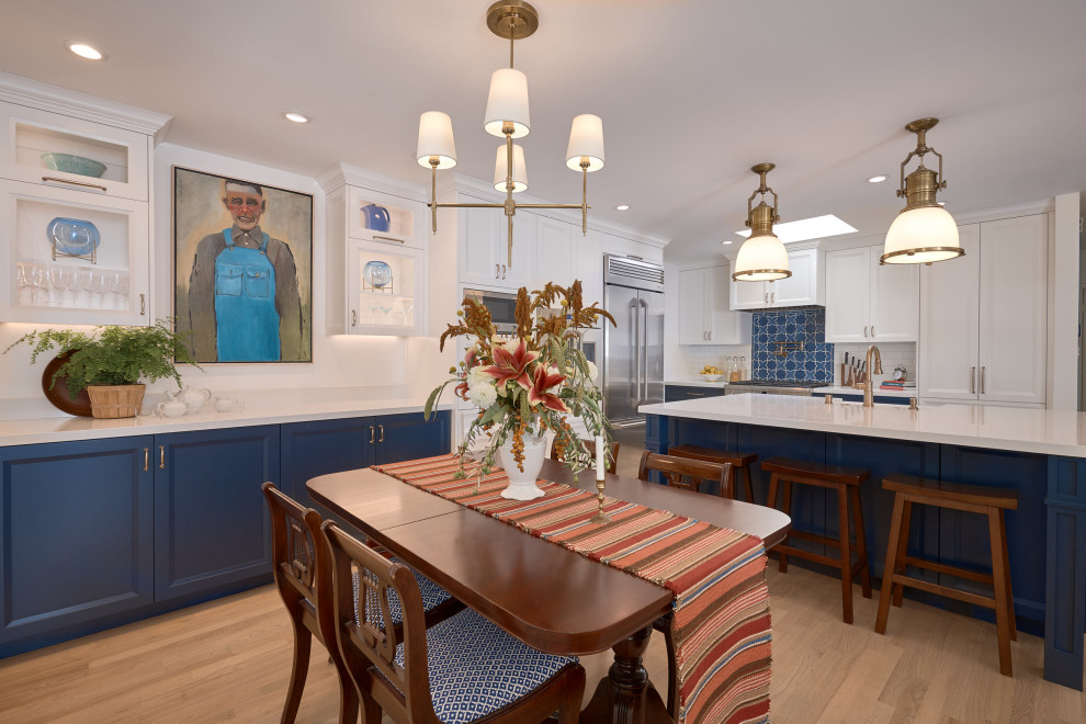 Exempel på ett mellanstort klassiskt vit vitt kök, med en rustik diskho, skåp i shakerstil, blå skåp, bänkskiva i koppar, blått stänkskydd, stänkskydd i mosaik, rostfria vitvaror, ljust trägolv, en köksö och beiget golv