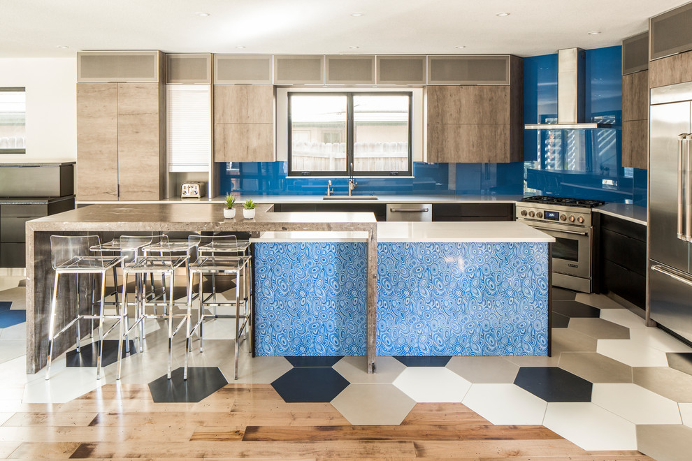 Große Moderne Küche mit Unterbauwaschbecken, flächenbündigen Schrankfronten, Quarzwerkstein-Arbeitsplatte, Küchenrückwand in Blau, Glasrückwand, Küchengeräten aus Edelstahl, Porzellan-Bodenfliesen, buntem Boden und zwei Kücheninseln in Denver