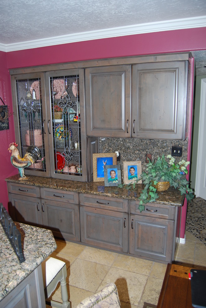 Ejemplo de cocina tradicional renovada grande con armarios con paneles con relieve, puertas de armario grises y una isla