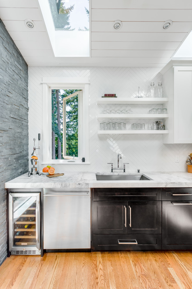 シアトルにあるトランジショナルスタイルのおしゃれなキッチン (アンダーカウンターシンク、オープンシェルフ、白いキャビネット、白いキッチンパネル、シルバーの調理設備、無垢フローリング、珪岩カウンター) の写真