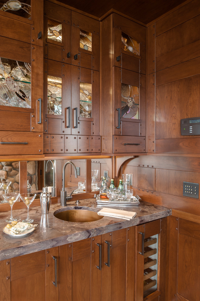 Diseño de cocina clásica con armarios tipo vitrina y puertas de armario de madera en tonos medios