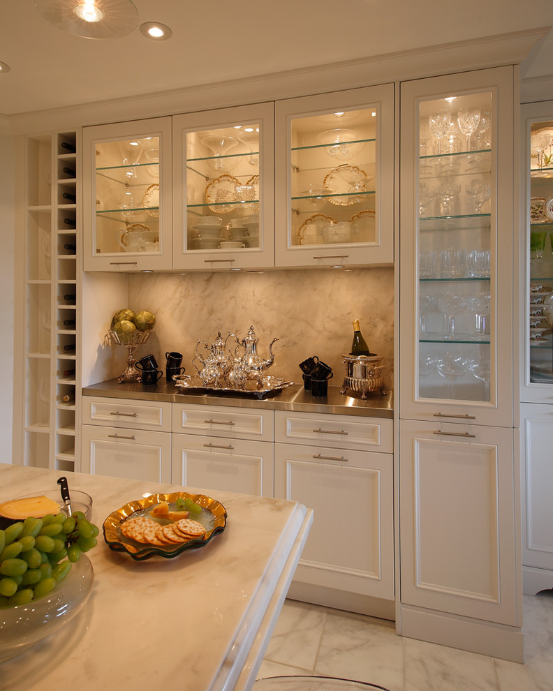 Immagine di una cucina classica chiusa e di medie dimensioni con lavello sottopiano, ante bianche, top in marmo, paraspruzzi bianco, elettrodomestici in acciaio inossidabile e pavimento in marmo