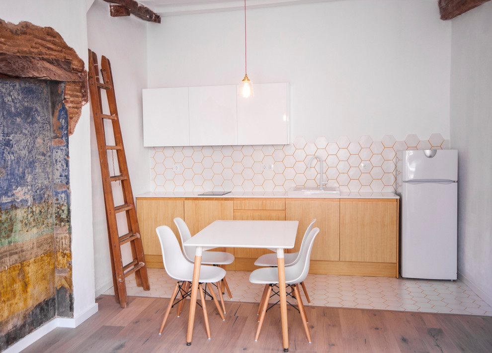 На фото: маленькая прямая кухня-гостиная в стиле рустика с плоскими фасадами и светлыми деревянными фасадами без острова для на участке и в саду с