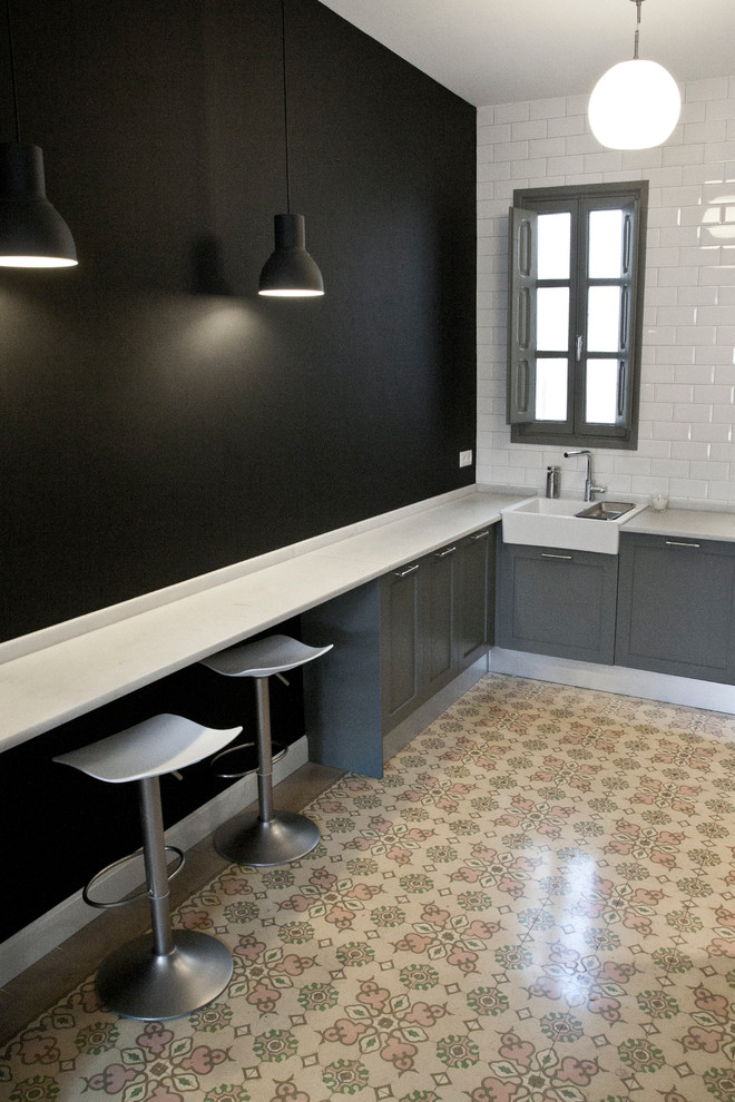 Mittelgroße Moderne Wohnküche ohne Insel in U-Form mit Schrankfronten mit vertiefter Füllung, Küchenrückwand in Weiß, Rückwand aus Metrofliesen und Keramikboden in Valencia