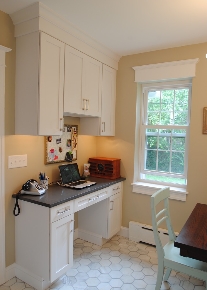 Modern inredning av ett kök och matrum, med skåp i shakerstil, vita skåp, bänkskiva i kvarts, rostfria vitvaror och marmorgolv