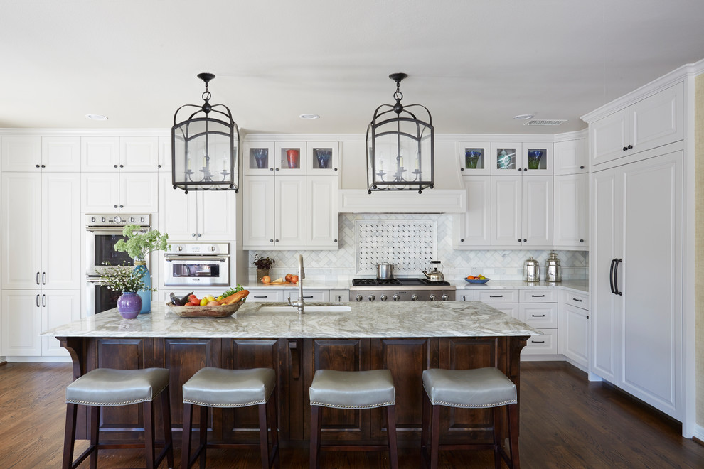 Idéer för stora vintage grått kök, med en undermonterad diskho, luckor med upphöjd panel, vita skåp, flerfärgad stänkskydd, rostfria vitvaror, mörkt trägolv, en köksö, brunt golv och stänkskydd i marmor