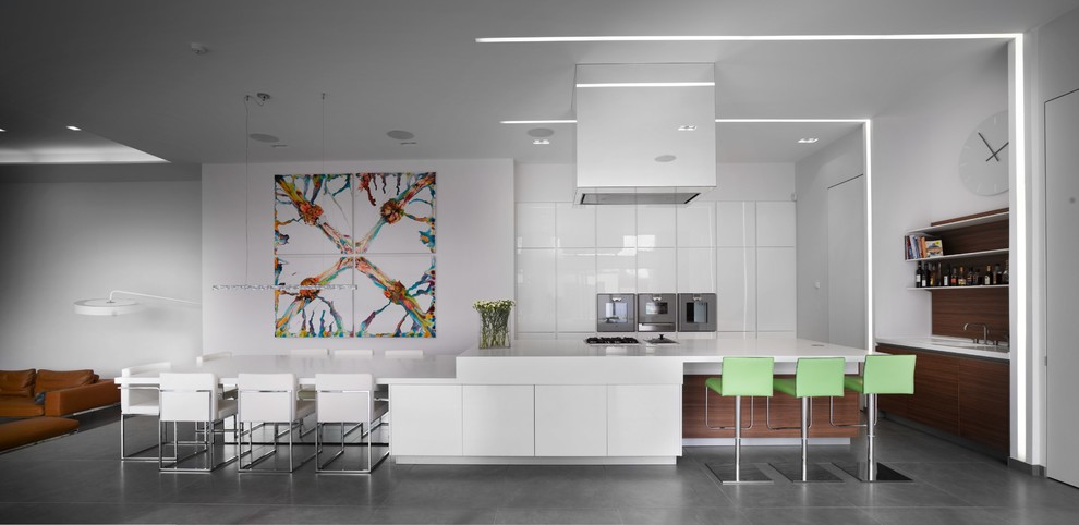 Immagine di una cucina contemporanea di medie dimensioni con ante lisce e ante bianche
