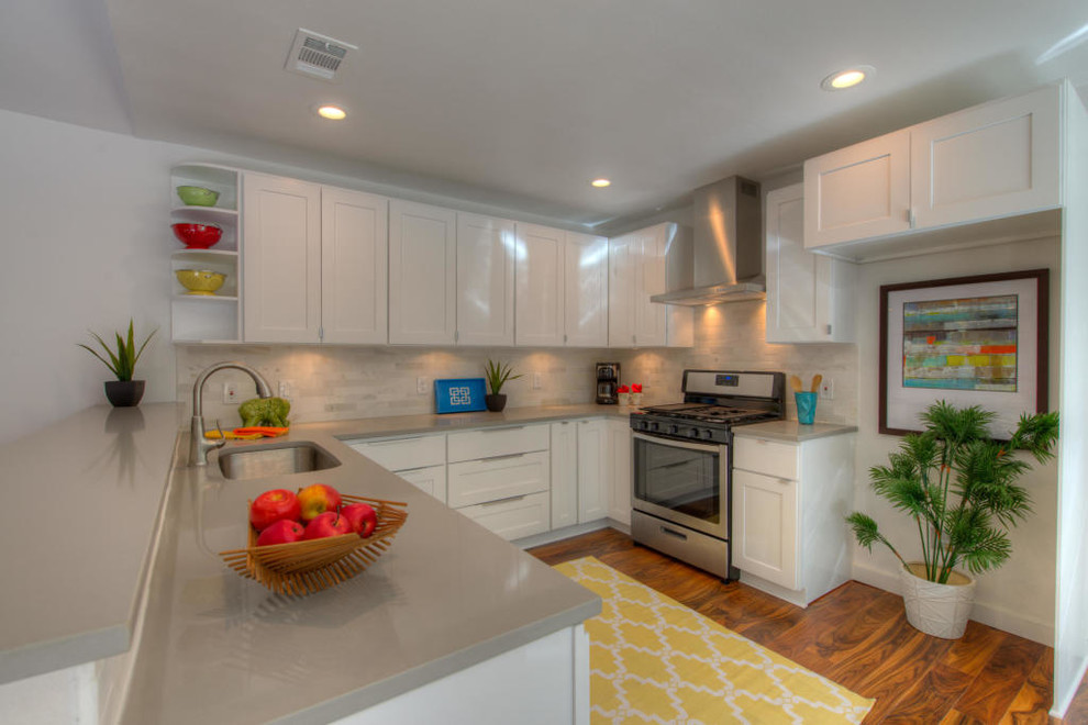 Mittelgroße Retro Küche in U-Form mit Schrankfronten im Shaker-Stil, weißen Schränken, Quarzwerkstein-Arbeitsplatte und Rückwand aus Metrofliesen in Austin