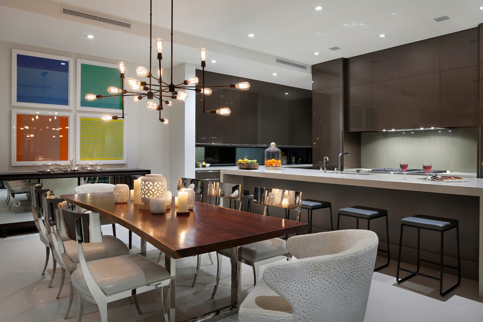 Offene, Große Retro Küche in L-Form mit flächenbündigen Schrankfronten, Glasrückwand und Kücheninsel in Miami
