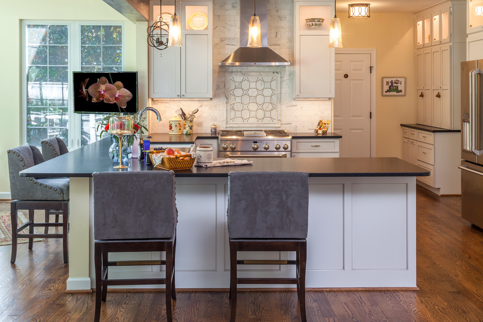 Inspiration for a large classic u-shaped kitchen in Baltimore with a belfast sink, recessed-panel cabinets, white cabinets, white splashback and a breakfast bar.