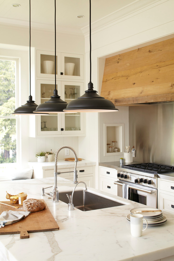 Kitchen - traditional kitchen idea in Portland