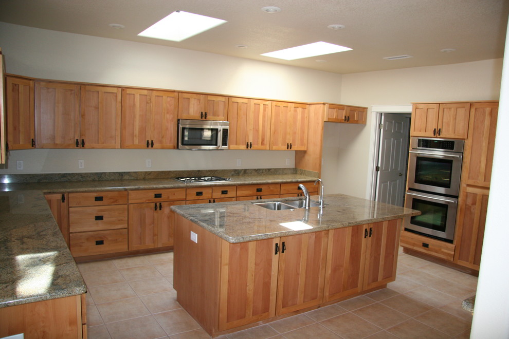 Große Urige Küche in L-Form mit Doppelwaschbecken, Schrankfronten im Shaker-Stil, hellen Holzschränken, Küchengeräten aus Edelstahl und Kücheninsel in Phoenix