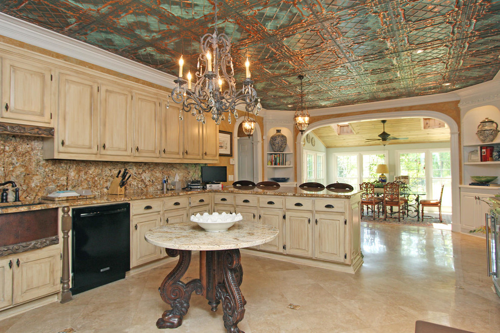 Foto på ett mellanstort medelhavsstil brun kök, med en undermonterad diskho, luckor med upphöjd panel, skåp i slitet trä, granitbänkskiva, flerfärgad stänkskydd, stänkskydd i sten, travertin golv, en halv köksö och beiget golv