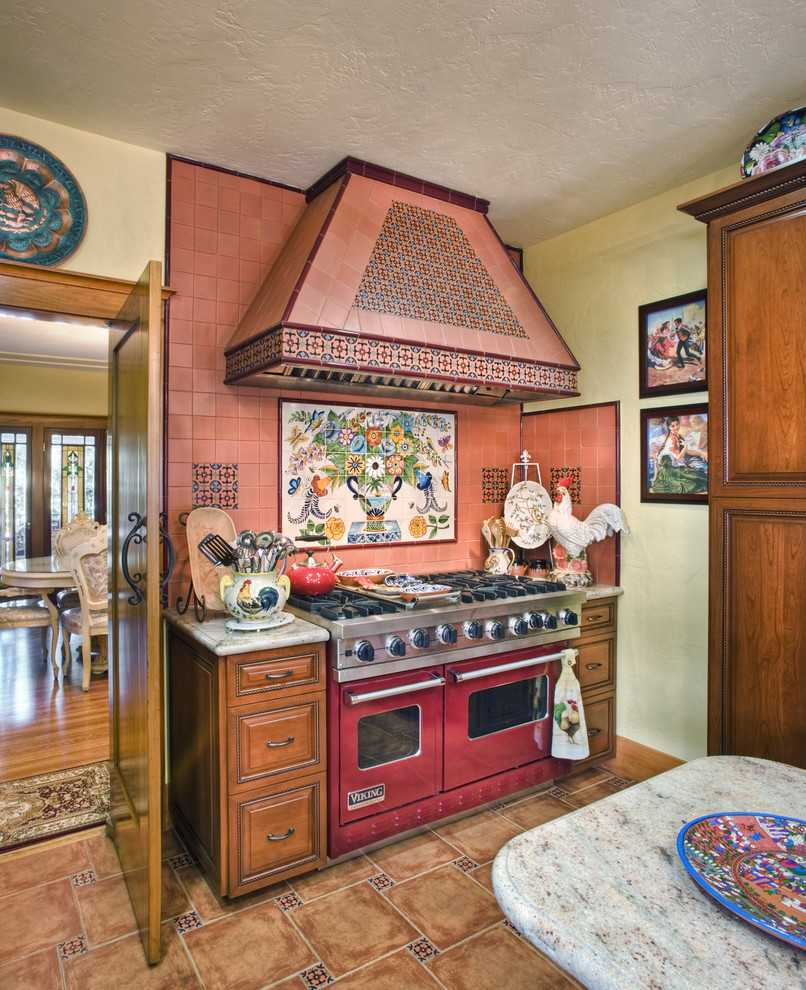 Exemple d'une cuisine encastrable chic en bois brun de taille moyenne avec un placard avec porte à panneau surélevé et un plan de travail en granite.