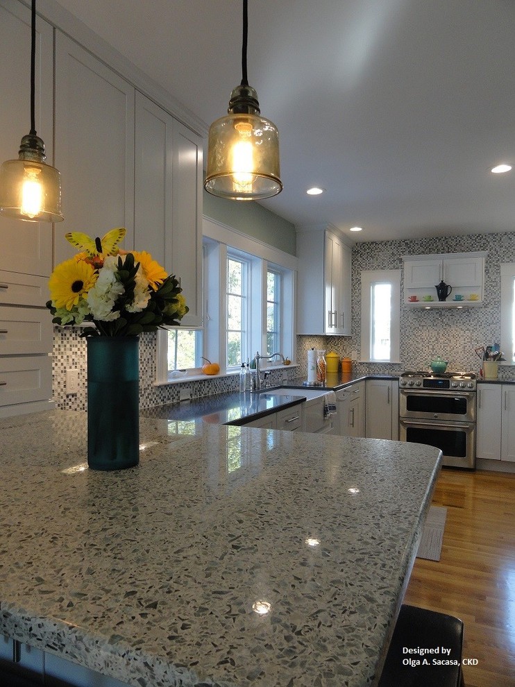 Foto de cocina clásica con fregadero sobremueble, armarios estilo shaker, puertas de armario blancas, encimera de vidrio reciclado y electrodomésticos de acero inoxidable