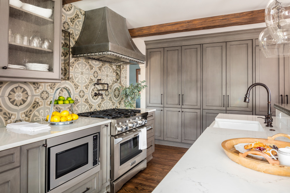 Exempel på ett amerikanskt grå grått kök och matrum, med en undermonterad diskho, luckor med infälld panel, grå skåp, bänkskiva i zink, flerfärgad stänkskydd, stänkskydd i porslinskakel, rostfria vitvaror, ljust trägolv, en köksö och brunt golv