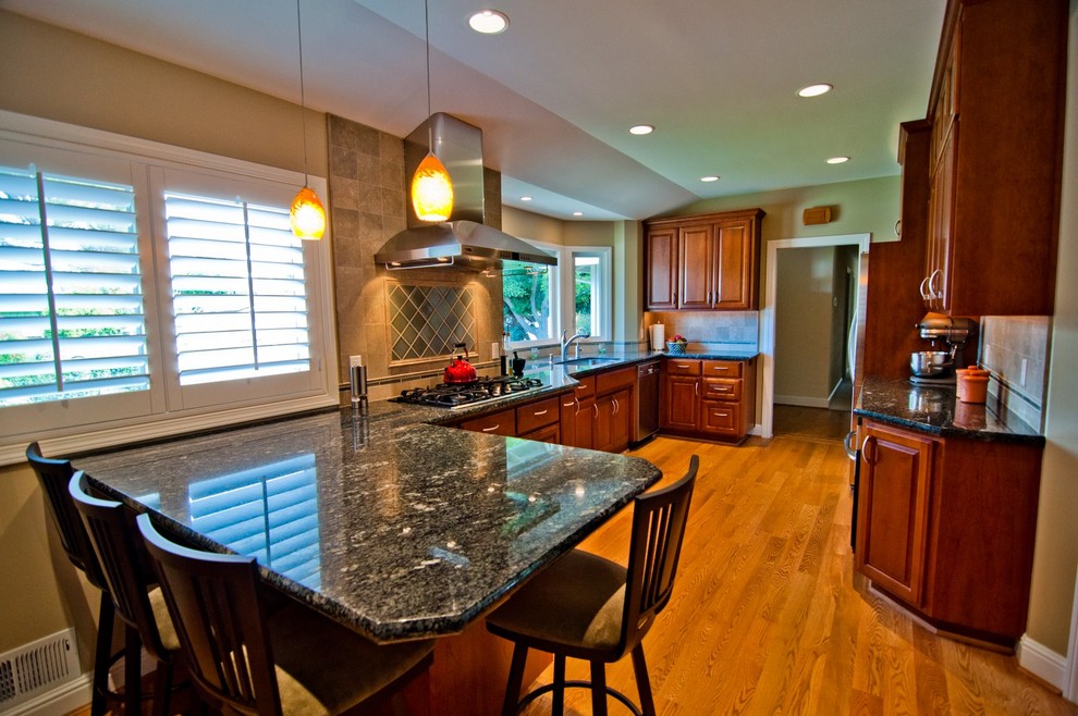 Kitchen - traditional kitchen idea in San Francisco