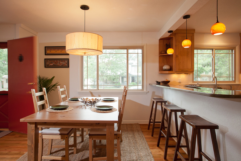 Свежая идея для дизайна: кухня в современном стиле с обеденным столом, фасадами цвета дерева среднего тона и барной стойкой - отличное фото интерьера