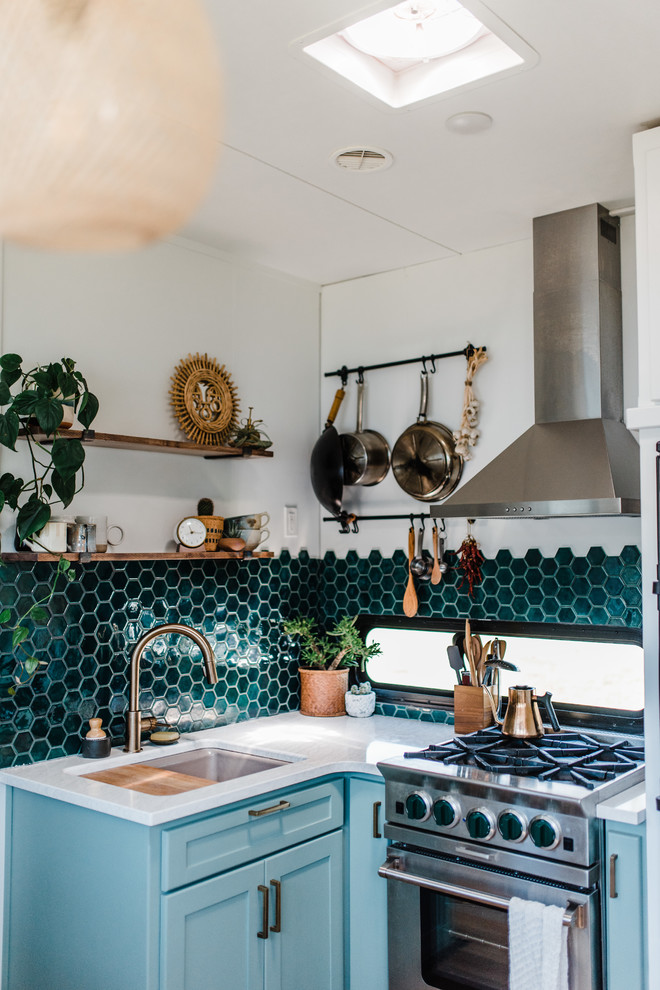 Geschlossene, Kleine Shabby-Chic Küche ohne Insel in L-Form mit Küchenrückwand in Blau und Rückwand aus Keramikfliesen in Minneapolis