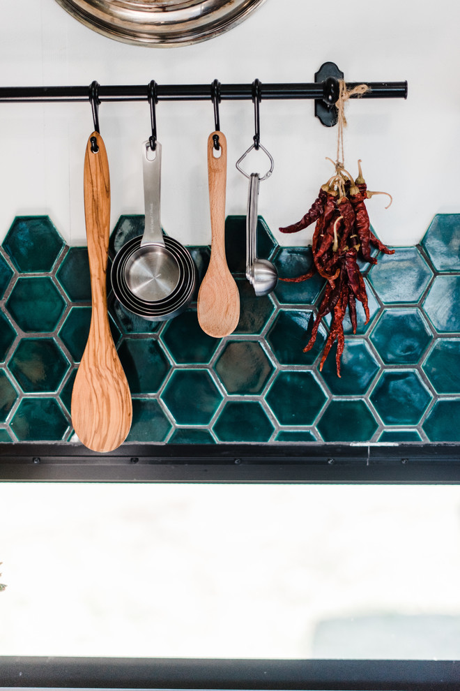 Geschlossene, Kleine Shabby-Chic Küche ohne Insel in L-Form mit Küchenrückwand in Blau und Rückwand aus Keramikfliesen in Minneapolis