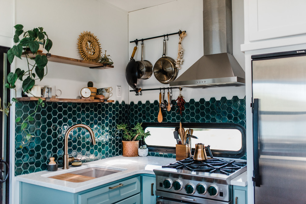 Esempio di una piccola cucina a L shabby-chic style chiusa con paraspruzzi blu, paraspruzzi con piastrelle in ceramica e nessuna isola