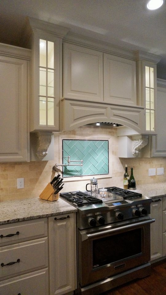 Große Klassische Küche mit profilierten Schrankfronten, weißen Schränken, Rückwand aus Porzellanfliesen, Küchengeräten aus Edelstahl, Porzellan-Bodenfliesen und Kücheninsel in Cleveland