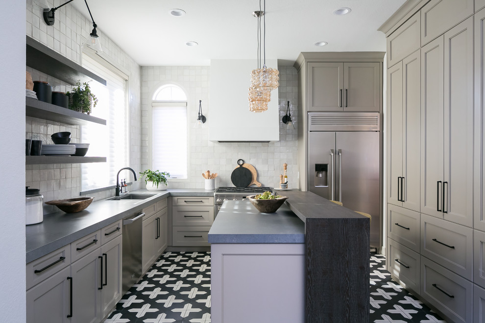 Klassische Küche in U-Form mit Schrankfronten im Shaker-Stil, grauen Schränken, Küchengeräten aus Edelstahl, Zementfliesen für Boden, Kücheninsel und grauer Arbeitsplatte in San Diego
