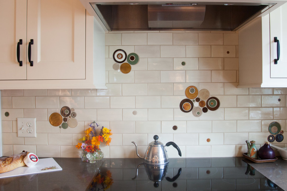 Exempel på ett mellanstort modernt kök, med en rustik diskho, luckor med infälld panel, vita skåp, bänkskiva i kalksten, flerfärgad stänkskydd, stänkskydd i keramik, rostfria vitvaror och vinylgolv