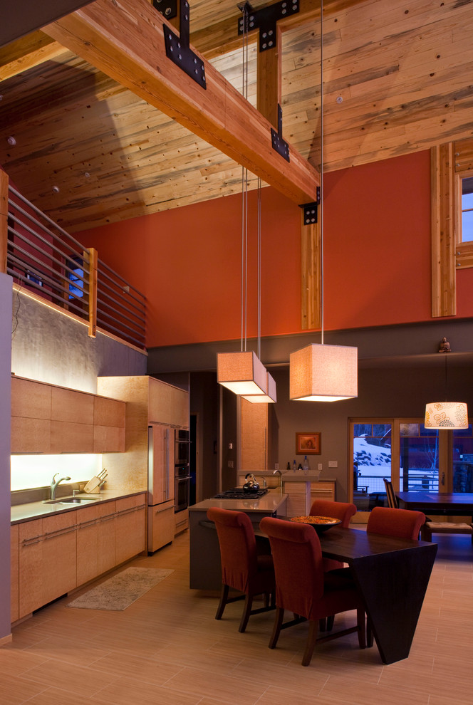 Bild på ett stort funkis kök, med släta luckor, skåp i ljust trä, integrerade vitvaror, en nedsänkt diskho, träbänkskiva, beige stänkskydd, ljust trägolv och en köksö