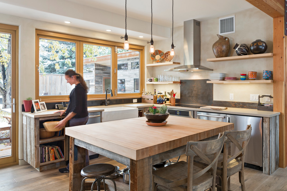 Exempel på ett mellanstort medelhavsstil kök, med en rustik diskho, öppna hyllor, skåp i ljust trä, grått stänkskydd, rostfria vitvaror, ljust trägolv och en köksö
