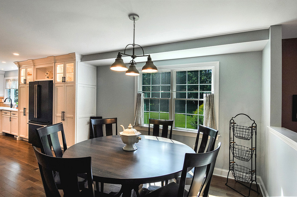 Aménagement d'une salle à manger ouverte sur la cuisine classique avec un sol en bois brun et un sol marron.