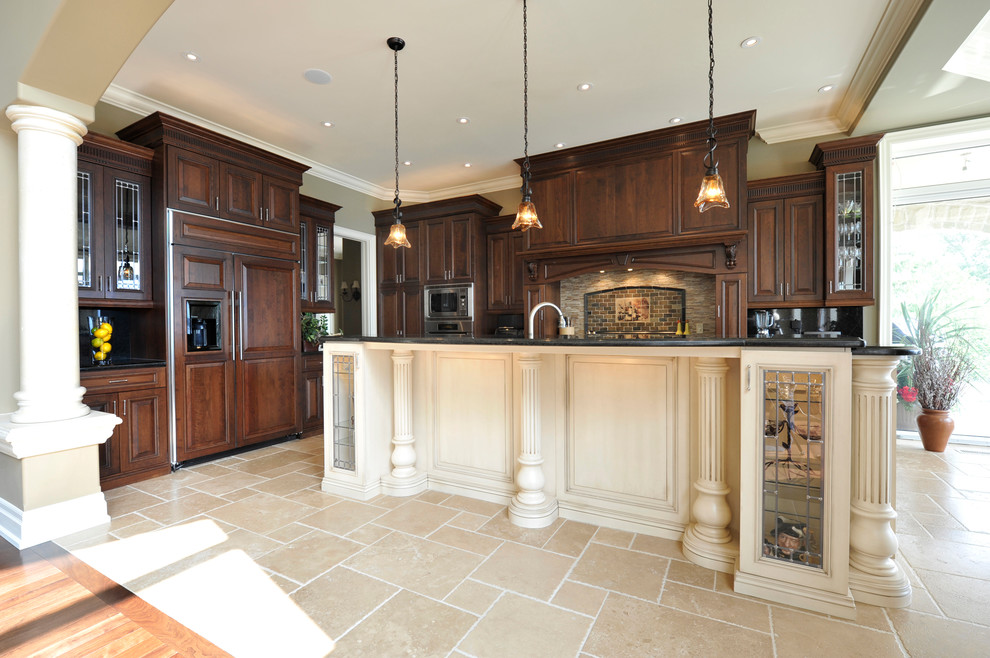 Exempel på ett stort klassiskt kök, med luckor med upphöjd panel, skåp i mörkt trä, granitbänkskiva, flerfärgad stänkskydd, stänkskydd i stenkakel, integrerade vitvaror, klinkergolv i porslin och en köksö