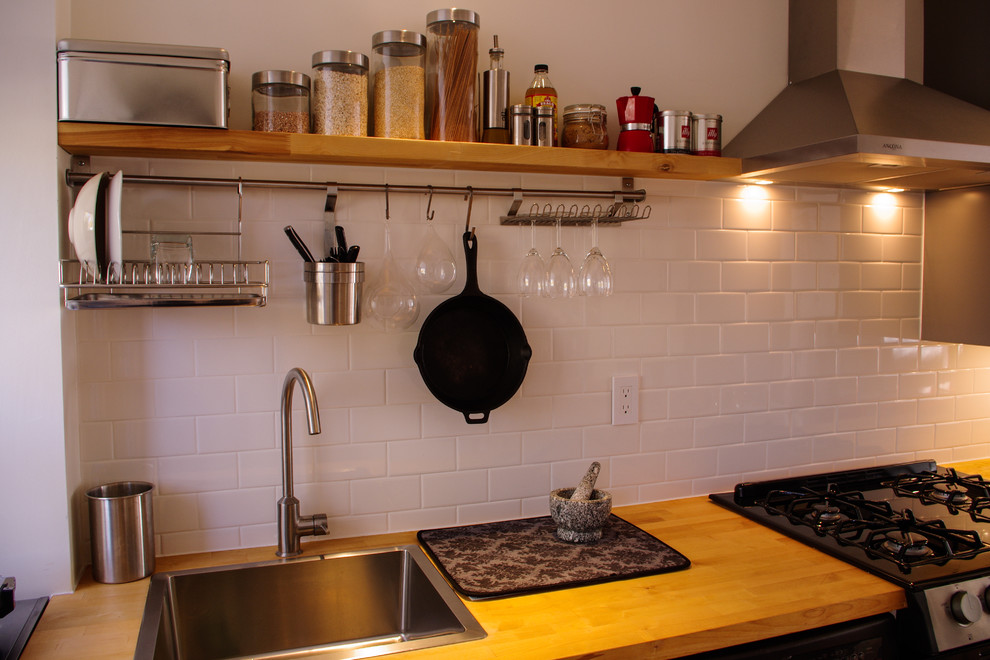 Kleine, Einzeilige Stilmix Küche ohne Insel mit Waschbecken, Arbeitsplatte aus Holz, Küchenrückwand in Weiß, Rückwand aus Keramikfliesen, Küchengeräten aus Edelstahl und hellem Holzboden in Toronto