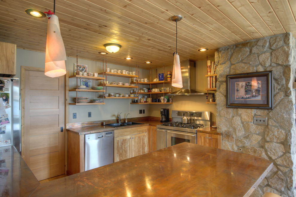 Rustikale Küche mit Einbauwaschbecken, Schrankfronten mit vertiefter Füllung, hellbraunen Holzschränken und Küchengeräten aus Edelstahl in Seattle