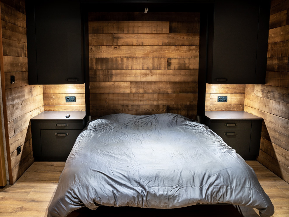 Foto di una camera da letto rustica di medie dimensioni con parquet chiaro e soffitto in legno