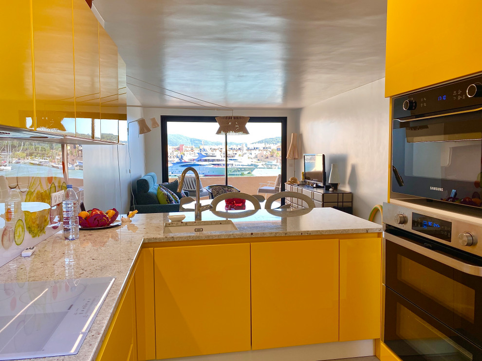 Offene, Mittelgroße Moderne Küche ohne Insel in U-Form mit Kassettenfronten, gelben Schränken, Marmor-Arbeitsplatte und grauer Arbeitsplatte in Sonstige