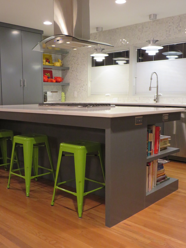 Moderne Wohnküche in U-Form mit flächenbündigen Schrankfronten, grauen Schränken, Quarzwerkstein-Arbeitsplatte, Küchenrückwand in Grau, Küchengeräten aus Edelstahl, hellem Holzboden und Kücheninsel in Atlanta