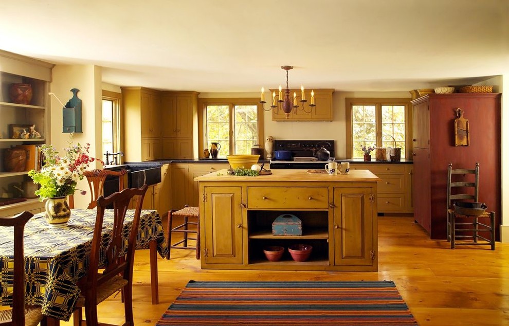 Landhausstil Wohnküche in L-Form mit Landhausspüle, profilierten Schrankfronten, hellbraunen Holzschränken und Mauersteinen in Boston
