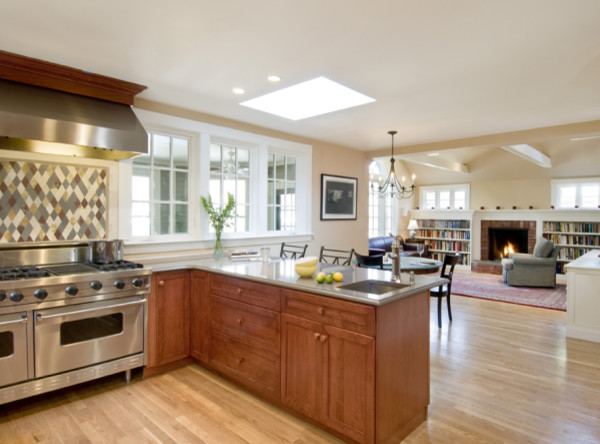 На фото: кухня в классическом стиле с фасадами цвета дерева среднего тона с
