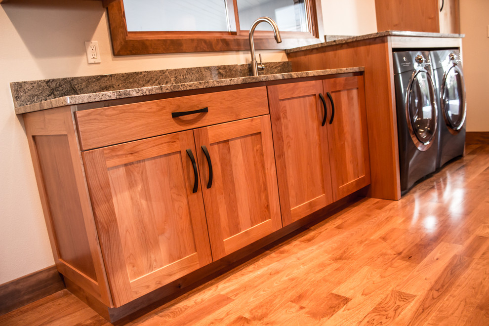 Exempel på ett stort eklektiskt kök med öppen planlösning, med en undermonterad diskho, luckor med infälld panel, skåp i ljust trä, granitbänkskiva, stänkskydd i sten, rostfria vitvaror, mellanmörkt trägolv och en köksö