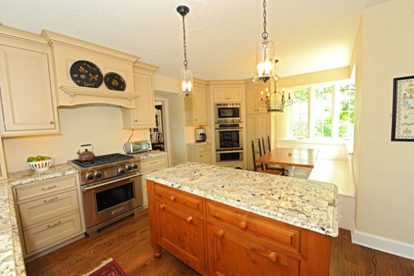 Example of a classic kitchen design in Philadelphia