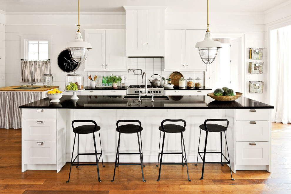 Kitchen - cottage kitchen idea in Atlanta with an undermount sink, shaker cabinets, white cabinets and white backsplash