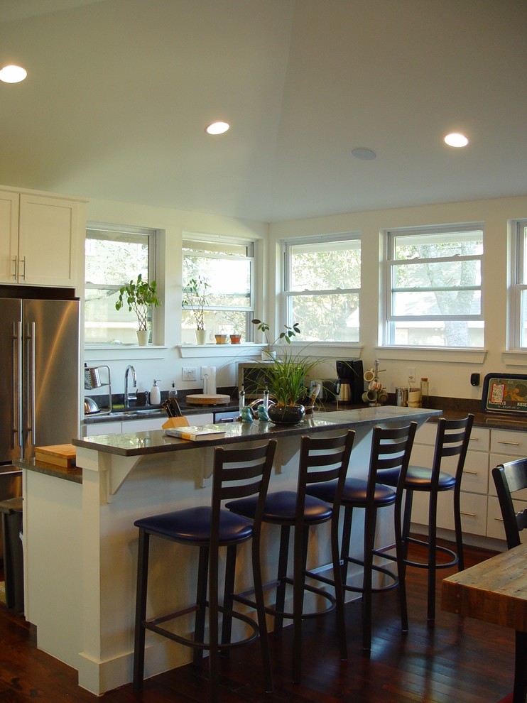 На фото: кухня в современном стиле с техникой из нержавеющей стали и белыми фасадами