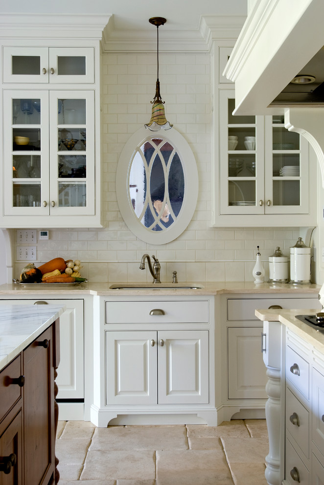 ワシントンD.C.にあるトラディショナルスタイルのおしゃれなキッチン (アンダーカウンターシンク、レイズドパネル扉のキャビネット、白いキャビネット、白いキッチンパネル、サブウェイタイルのキッチンパネル) の写真