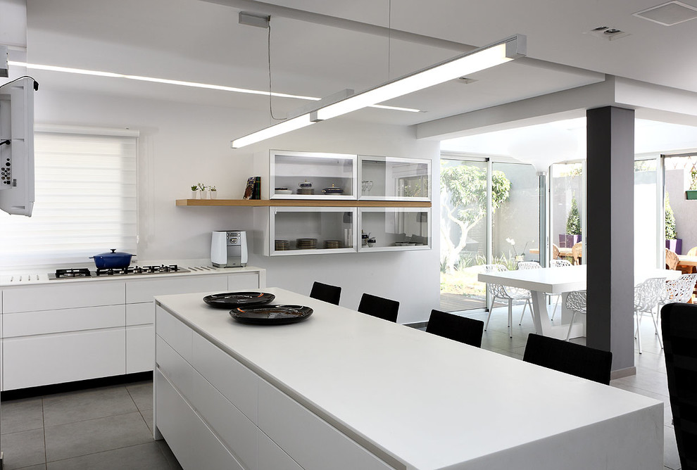 Свежая идея для дизайна: кухня-гостиная в стиле модернизм с плоскими фасадами и черно-белыми фасадами - отличное фото интерьера