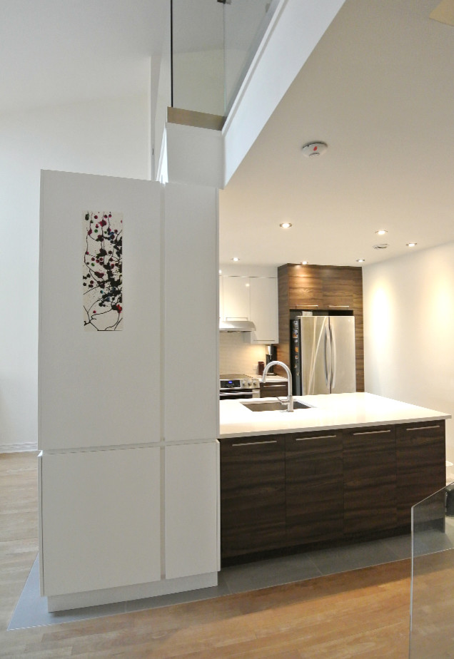 Ejemplo de cocina de estilo zen con armarios con paneles lisos y puertas de armario blancas